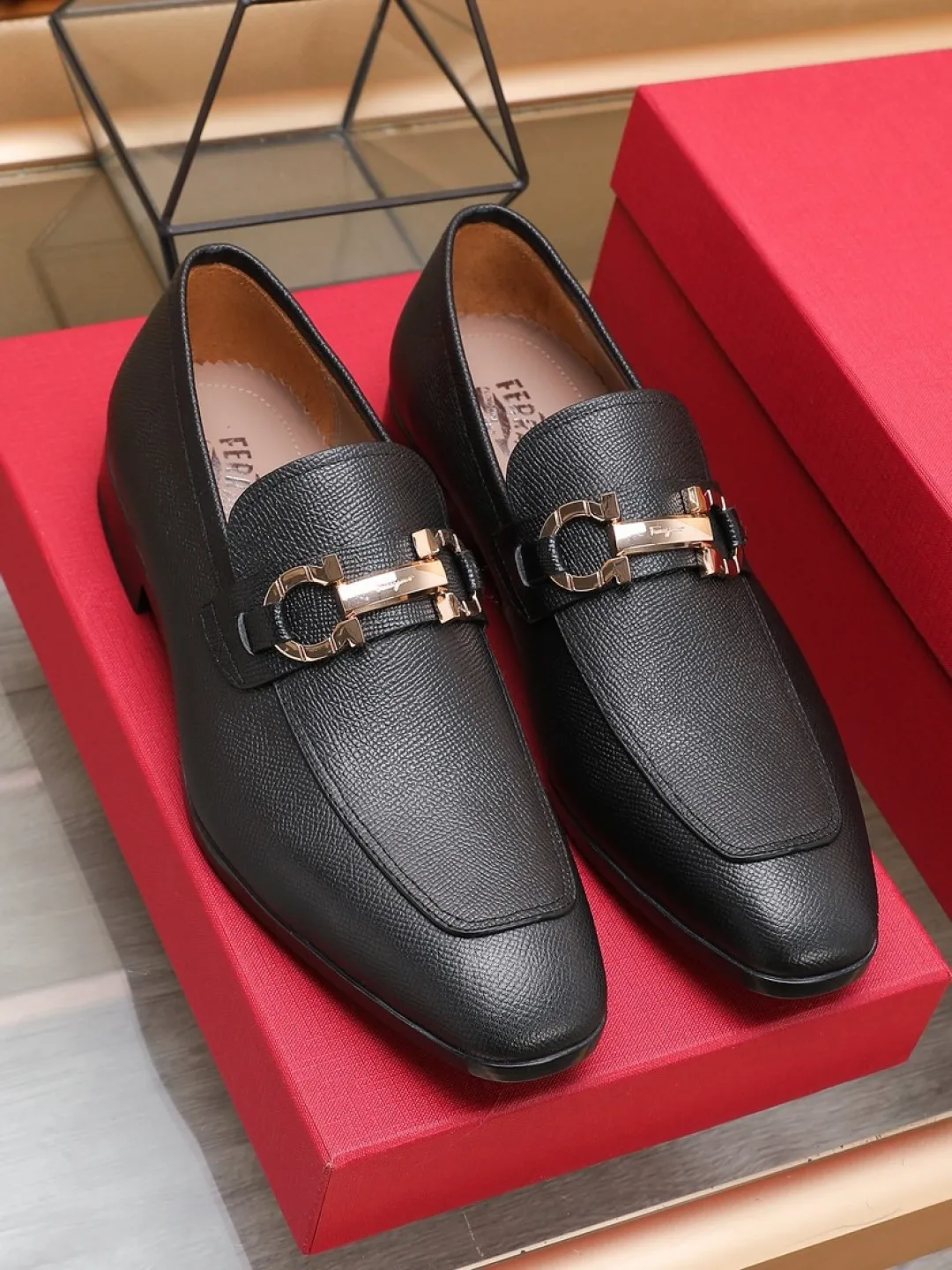 P620💰🔥《Ferragamo》👏Latest • High-end top brand luxury ~ purchasing agency, top quality ~. New fashionable business men's shoes 🔜The uppers are made of original palm-print cowhide➕cowhide·lining, with fine workmanship. The original stylish and soft combination wear-resistant and non-slip outsole is light and comfortable on the foot. The real thing looks better when photographed in person. Color: two colors available. Number of yards: 38/45 yards